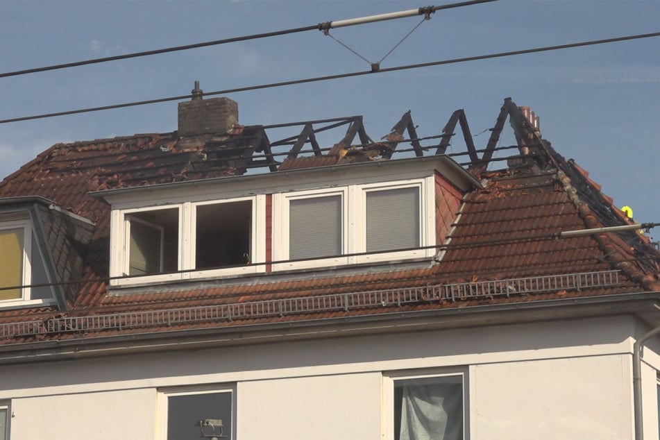 Für die Nachlöscharbeiten mussten Teile des Daches geöffnet werden.