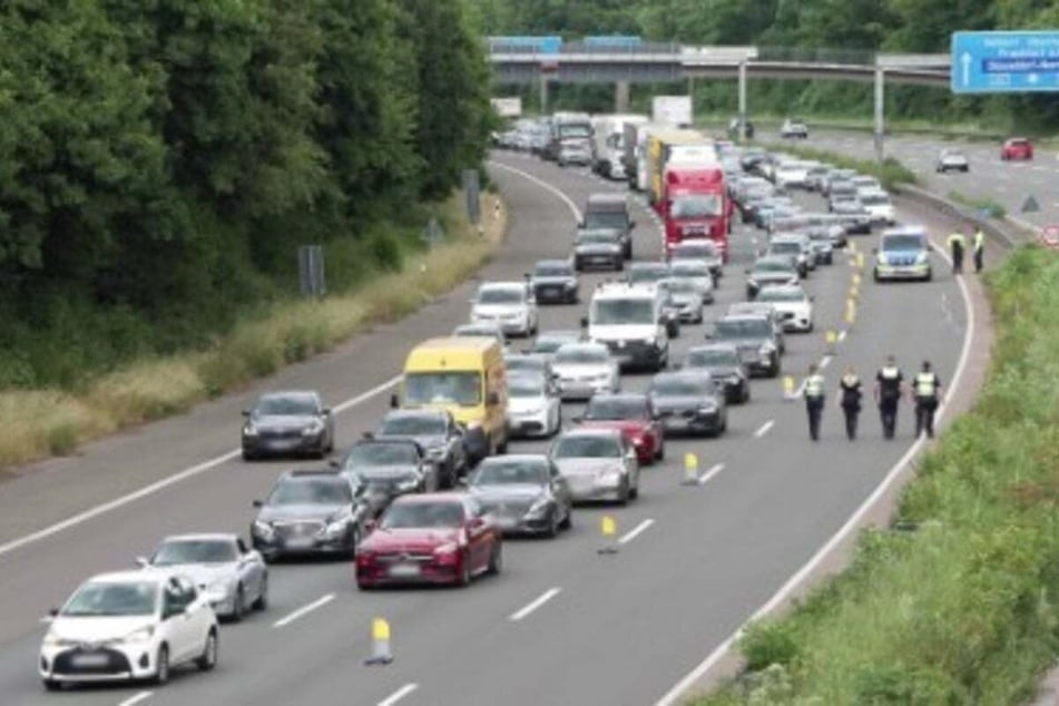 Auf der A44 in Fahrtrichtung Mönchengladbach bildete sich ein Kilometer langer Stau.