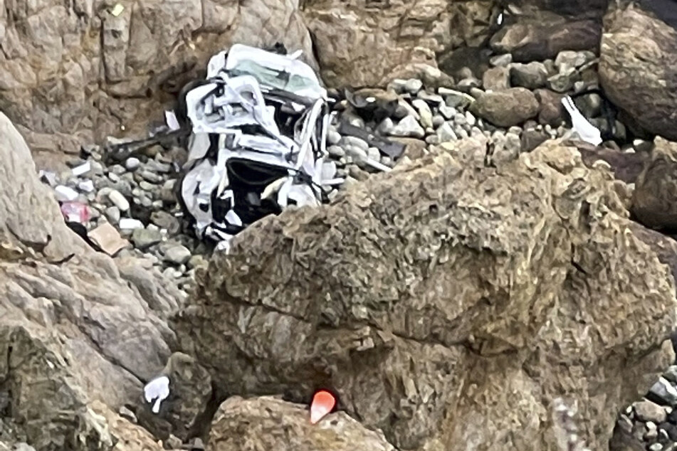 Das Auto stürzte am Pacific Coast Highway von einer Klippe etwa 76 Meter in die Tiefe.