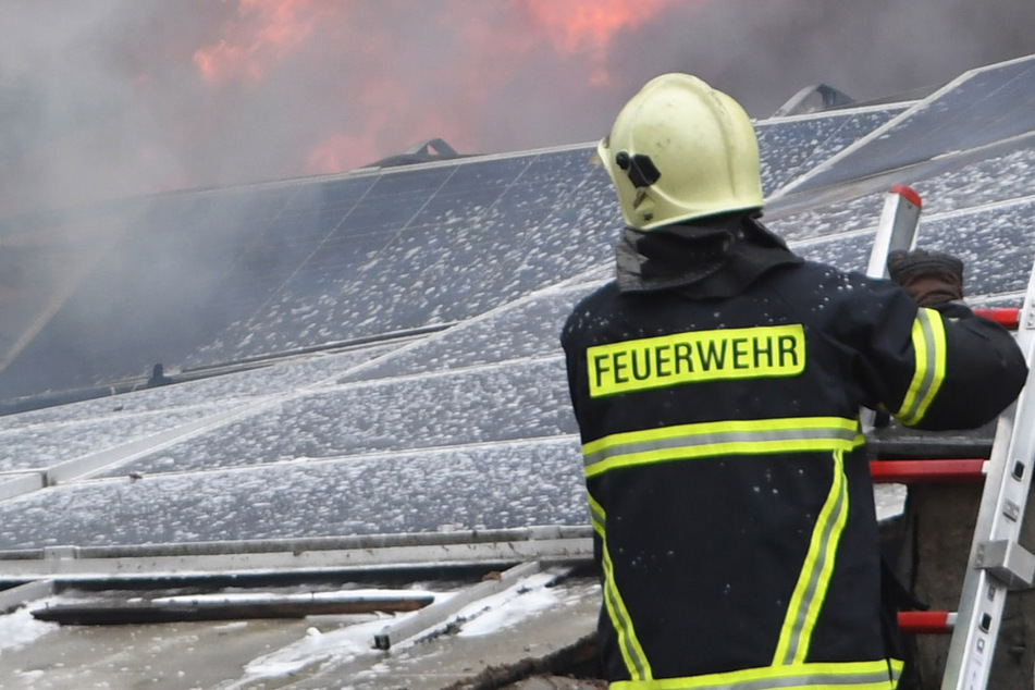Bereits vor dem Eintreffen der Feuerwehr konnte der Bewohner eines Hauses in Oberbayern gerettet werden. (Symbolbild)