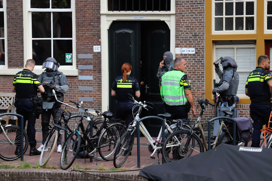 Zahlreiche Polizisten waren am Tatort in Leiden im Einsatz.