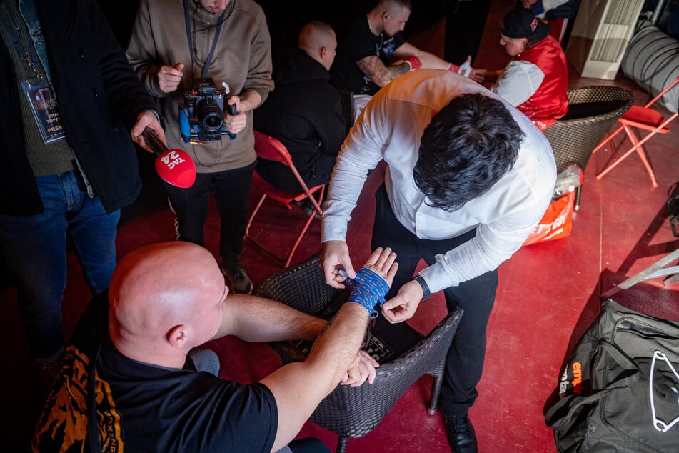 Christian beim Bandagieren mit Cutman Gitchi.