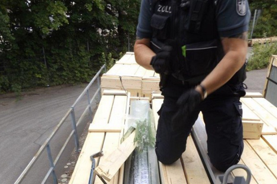 Zöllner entdeckten in einer Glasscheiben-Lieferung rund eine Million Zigaretten.