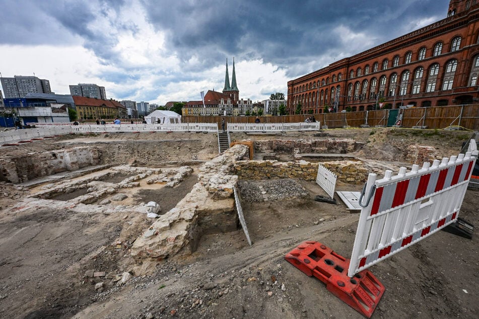 Auf der Grabungsstelle unweit des Roten Rathauses haben die Archäologen die Überreste eines mittelalterlichen Bauwerks freigelegt.