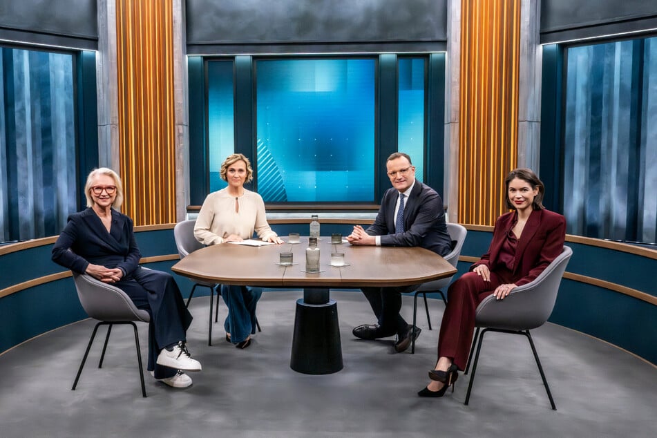 V.l.n.r.: Ökonomin und Wirtschaftsweise Monika Schnitzer (64), Moderatorin Caren Miosga (57), CDU-Fraktionsvorsitzender Jens Spahn (45) und Journalistin Karina Mößbauer (40).
