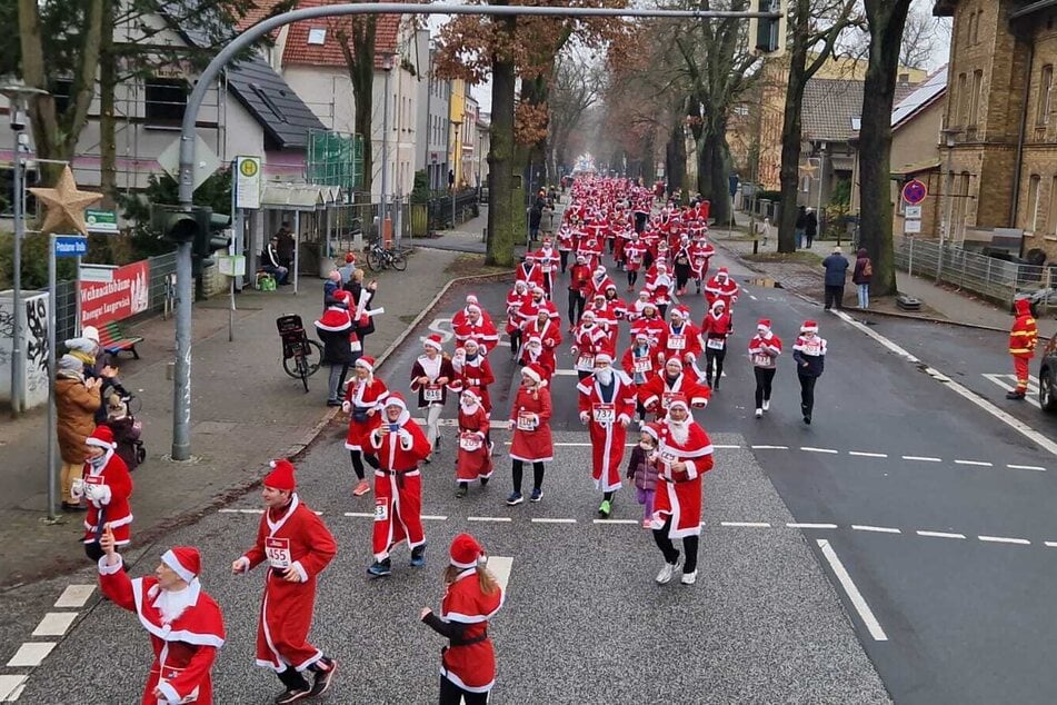 Verkleidet als Nikolaus nahmen rund 880 Läufer an dem 16. "Michendorfer Nikolauslauf" teil.