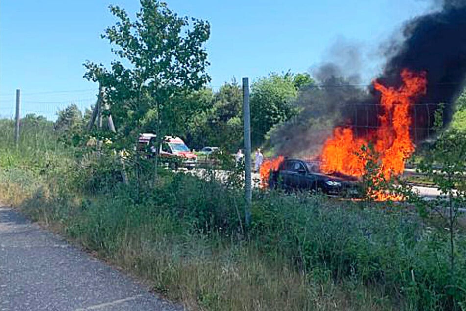 Unfall A20: Spektakulärer Brand auf der A20: BMW fackelt ab, Böschung fängt Feuer