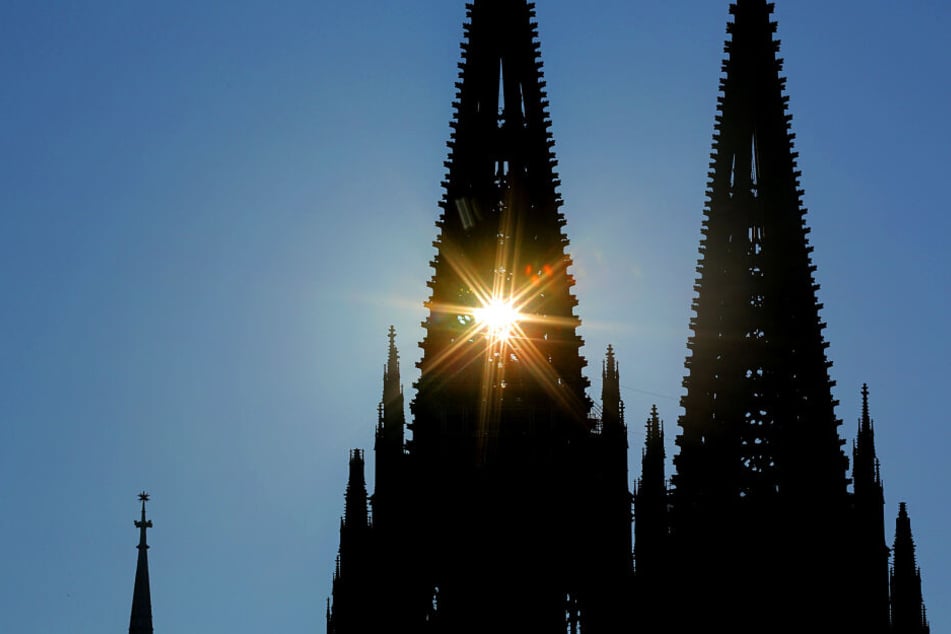 Am Freitag wird es wie in Köln noch in den meisten Städten in NRW sehr heiß. Nur in der Eifel können erste Gewitter auftreten.