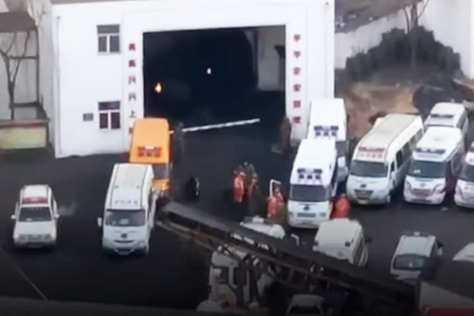 Vor der Mine sammelten sich im Zuge des Unglücks Dutzende Krankenwagen.