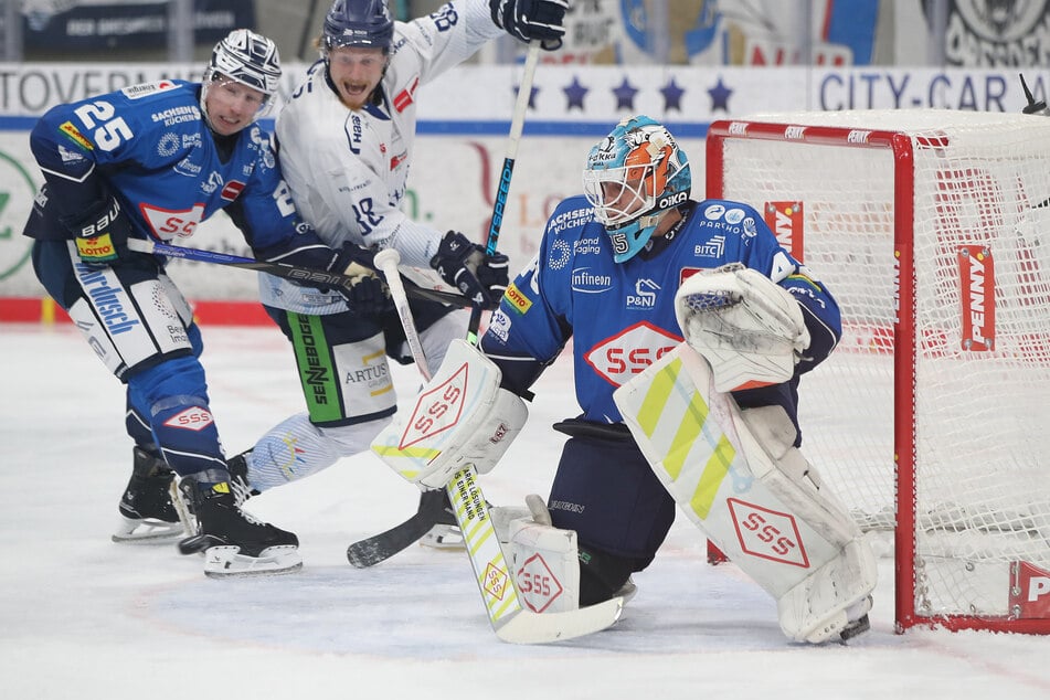Eislöwen-Neuzugang Jussi Olkinuora (r.) machten einen soliden Job im Tor.
