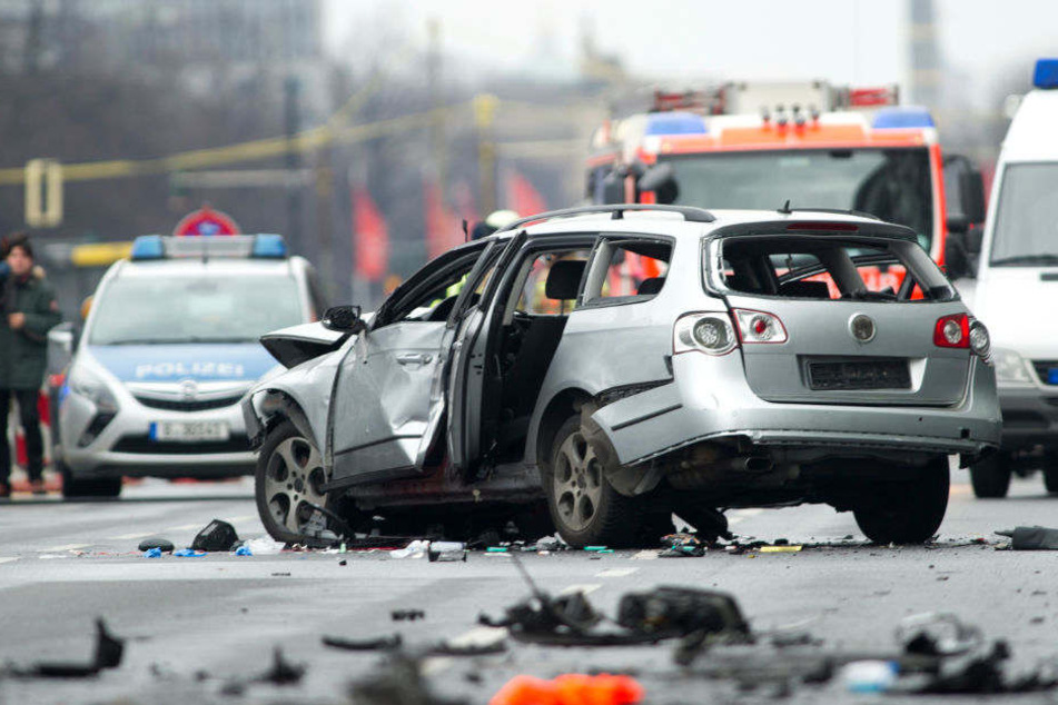 Am 15. März 2016 explodierte in Charlottenburg eine Autobombe an diesem VW und riss dessen Fahrer in den Tod.