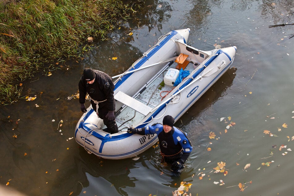 Kurz nach diesem Foto entdeckten Polizeitaucher in der Elster Leichenteile unter einer Brücke.