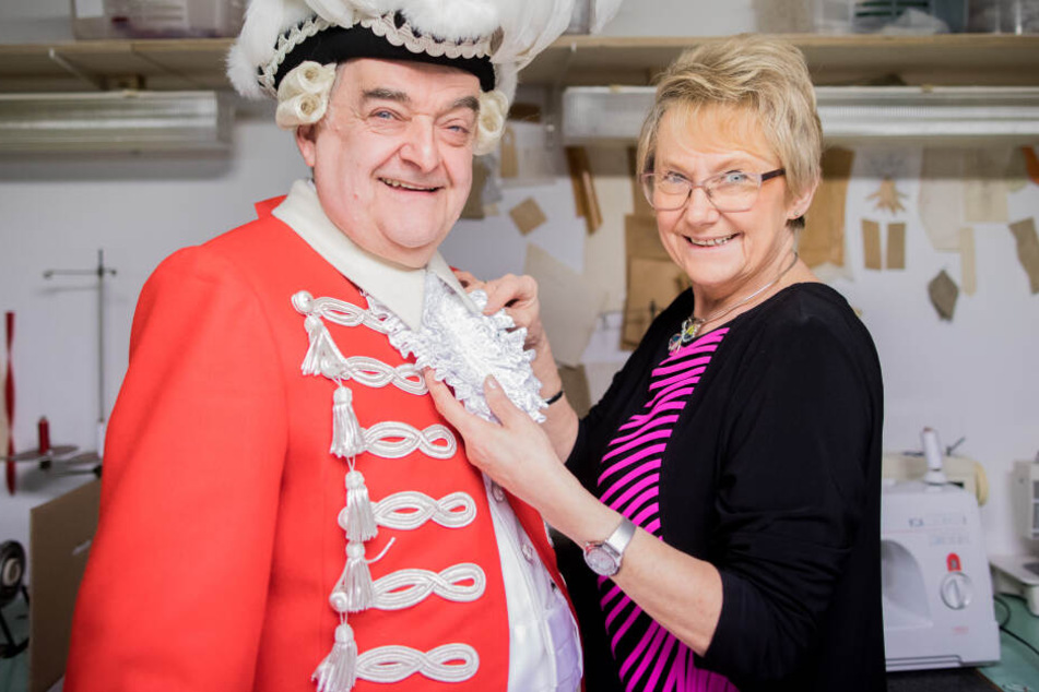 Der NRW-Innenminister bei der Anprobe seiner Uniform für den Rosenmontagsumzug.