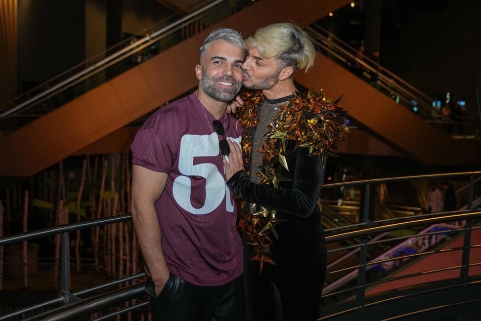 Zusammen mit Partner Rafi Rachek (36) zeigt sich Sam Dylan (41) bei der Premiere von "The 50" sichtlich verliebt auf dem roten Teppich.