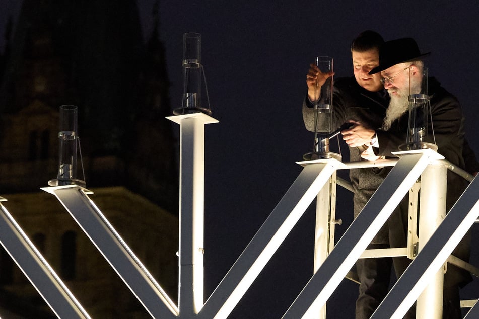 Hamburg: Letztes Licht am drei Meter hohen Chanukka-Leuchter entzündet