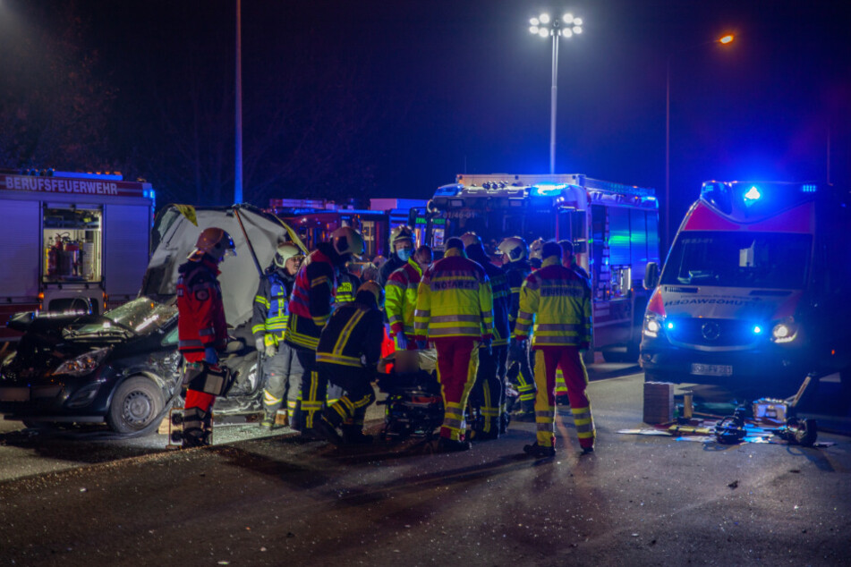 Rettungskräfte befreien den eingeklemmten Fahrer.