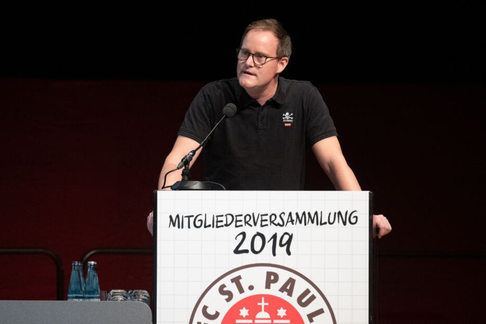Oke Göttlich spricht auf der Versammlung zu den Mitgliedern des FC St. Pauli.