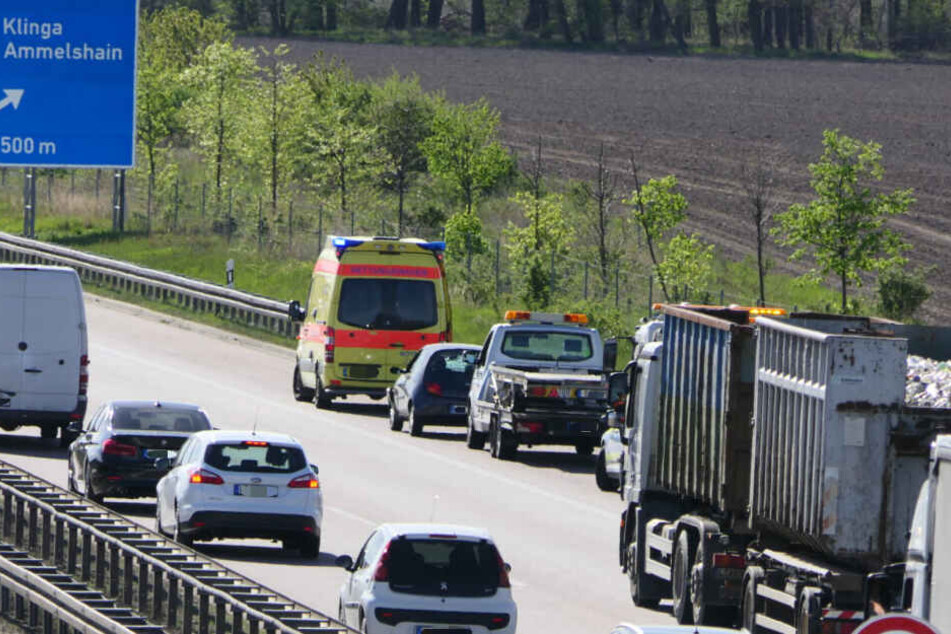Grund ist ein Auffahrunfall zwischen einem Ford Ka und einem Transporter.