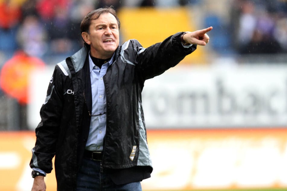 Ewald Lienen gibt Anweisungen.