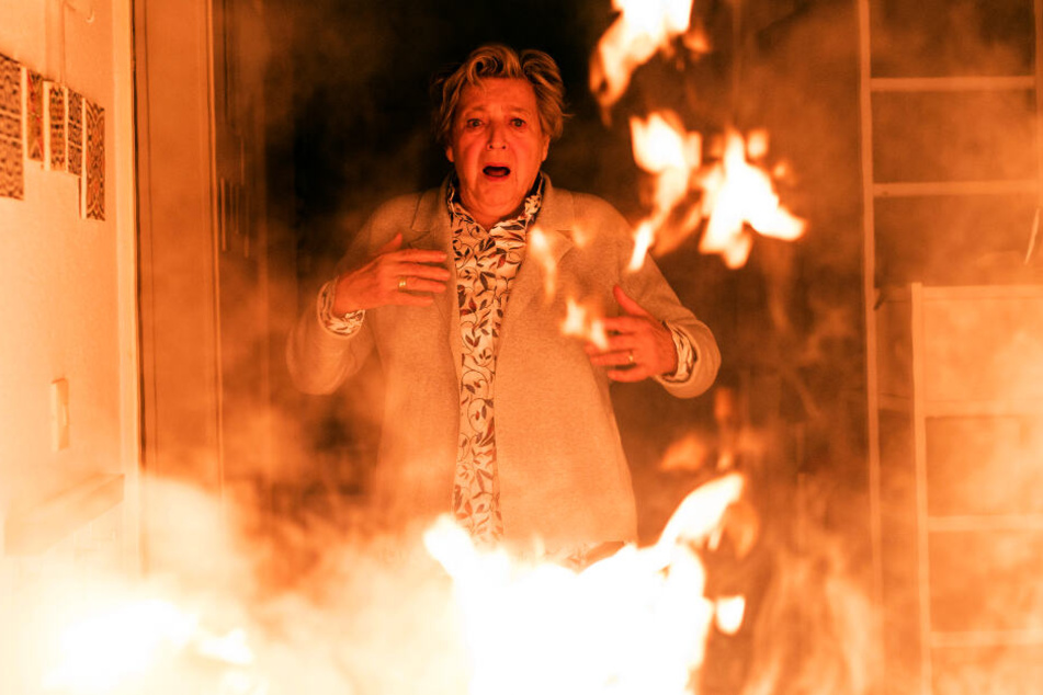 Schock für Helga Beimer: Während sie in Klaus' Wohnung auf die kleine Ida aufpasst, bricht plötzlich ein Feuer aus - eine Szene aus der "Lindenstraße: Gefährlicher Cocktail". Die Folge 1753 der ARD-Serie wird am 23.02.2020 im Ersten ausgestrahlt.