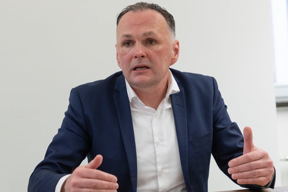 Fraktions-Chef André Schollbach (47, Linke) kämpft für eine Eröffnung des FKK-Luftbades Dölzschen noch in diesen Sommer.