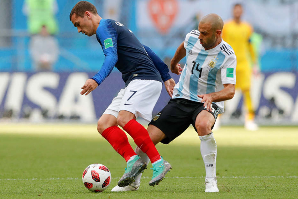 Antoine Griezmann aus Frankreich (l.) kämpft mit Javier Mascherano aus Argentinien um den Ball.