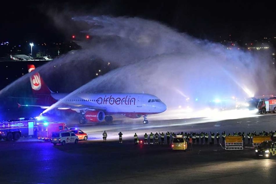 Der Flieger wurde nach der Landung von Wasserfontäne am Flughafen Tegel begrüßt und damit verabschiedet.