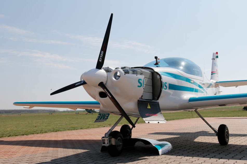 Ein Elektroflugzeug wie dieses ist über Ungarn aus noch ungeklärter Ursache abgestürzt. Die beiden Insassen kamen ums Leben.
