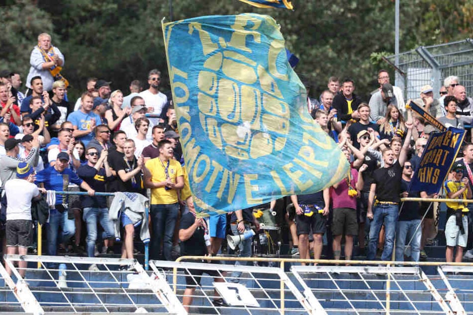 Die Fans im Bruno-Plache-Stadion dürfen am Mittwochabend beim Regionalliga-Kracher Lok Leipzig gegen Rot-Weiß Erfurt Charthits aus dem Jahr 2000 mitsingen.