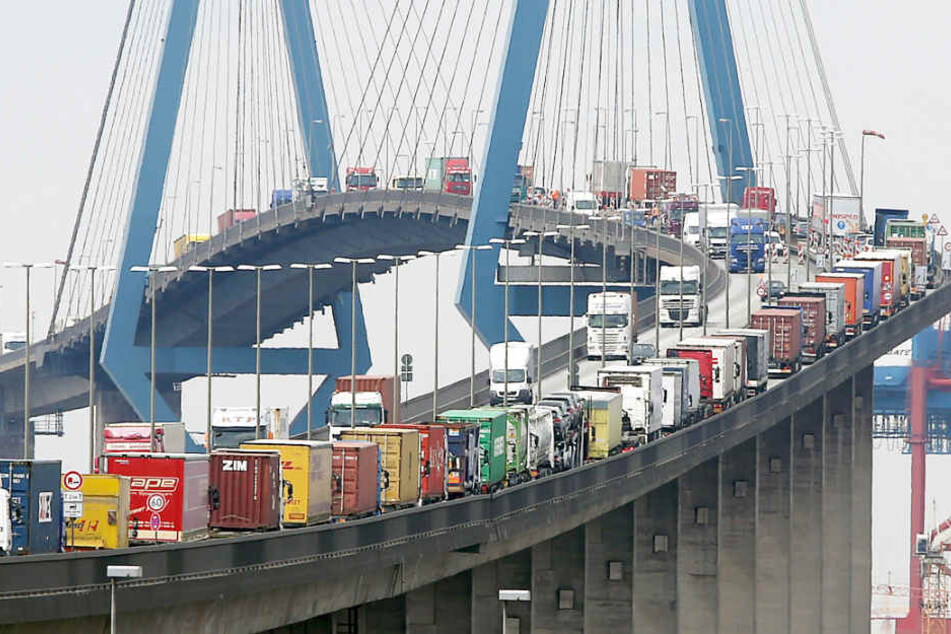 Statt Lastwagenkolonnen werden am Mittwoch Tausende Läufer auf der Köhlbrandbrücke unterwegs sein (Archivbild).
