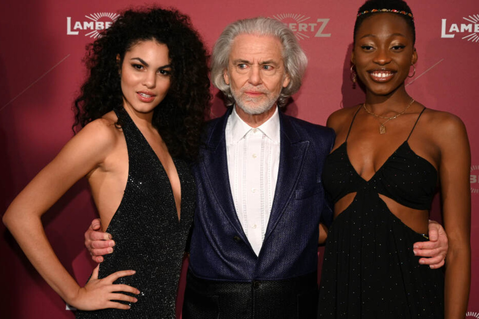 Geschäftsführer Hermann Bühlbecker begrüßt die Models Julianna Townsend (l) und Toni Dreher-Adenuga (r) zur "Lambertz-Monday-Night" des Süßwarenherstellers Lambertz.