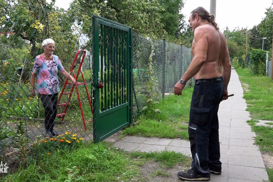 Nachbarschaftshilfe wird in der grünen Oase mitten in Berlin großgeschrieben: Hajo hilft Ingrid mit dem Gartentor.