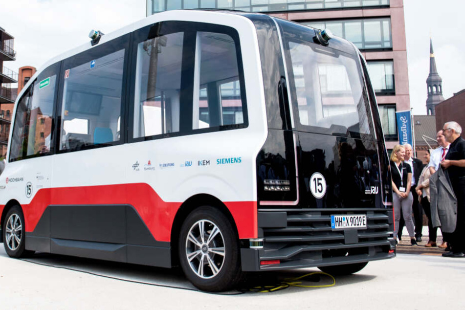 Bei einem Pressetermin wurde der fahrerlose Kleinbus in der Hamburger Hafencity vorgestellt.