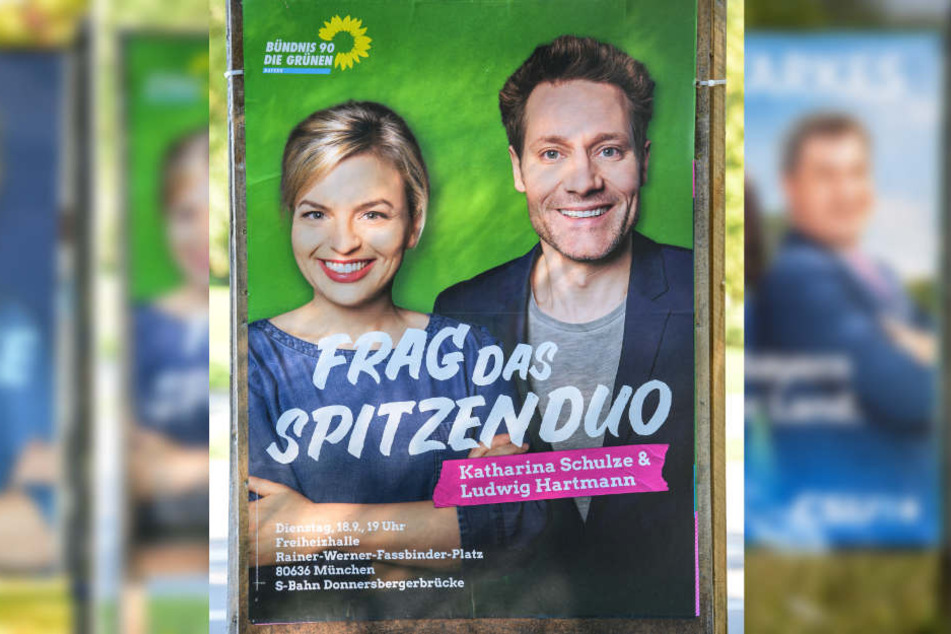 Katharina Schulze (Bündnis 90/Die Grünen) hat ebenfalls die Arme verschränkt. Für den Körpersprache-Coach wirkt sie dennoch unentschlossen.