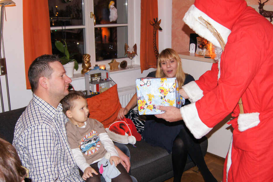 Bescherung mit Kloß im Hals: Hier überreicht der Weihnachtsmann Pauli ein Geschenk.