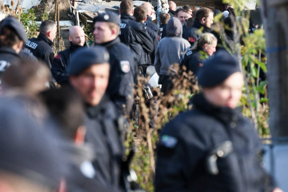 Hunderte Polizisten kamen am Dienstag in das Camp.