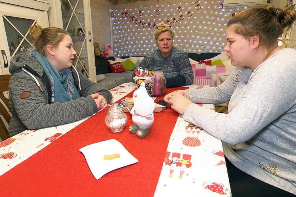 Sarafina (li.), Mama Silvia und Sylvana (re.) sorgen sich um Haralds Gesundheitszustand