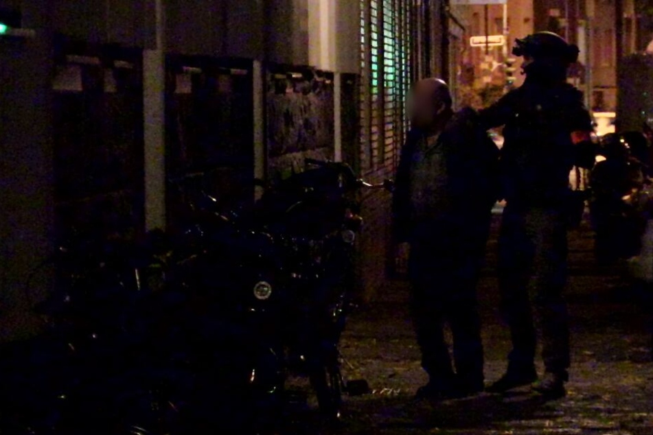Bei den Razzien wurden auch sechs Personen festgenommen.