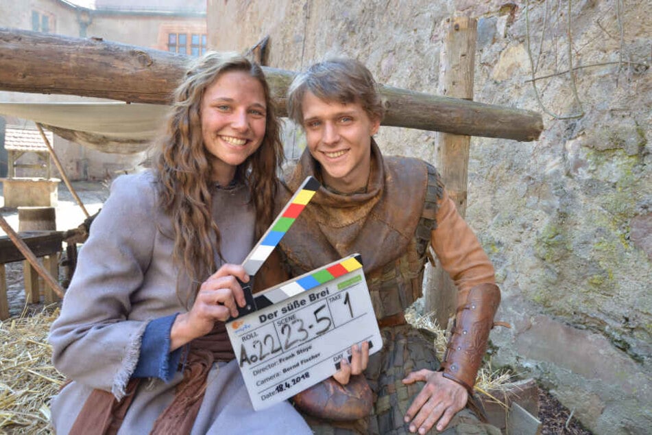 Uuund Klappe! Die jungen Schauspieler Svenja Jung (24, Jola) mit Filmpartner Merlin Rose (25, Veit von Hammerlitz) spielen auf Burg Kriebstein die Hauptrollen im Märchenfilm "Der süße Brei".