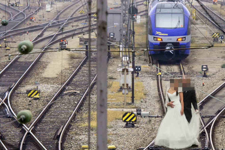 Ein Brautpaar wäre am Samstag in der Nähe von Magdeburg bei einem Fotoshootings beinahe von einer Bahn überfahren worden. (Symbolbild)