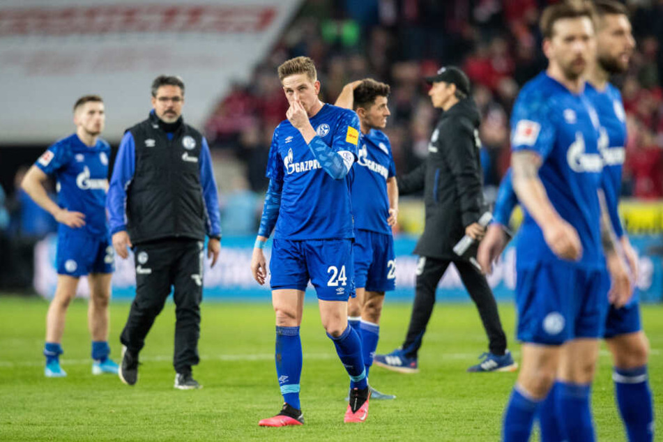 Ein Bild mit Symbolcharakter: Die Schalker nach der 0:3-Pleite gegen Köln.