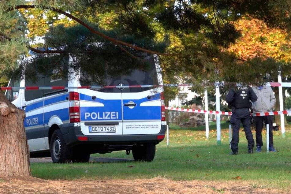 Polizisten sperren das Wohnhaus des Täters in Benndorf ab.