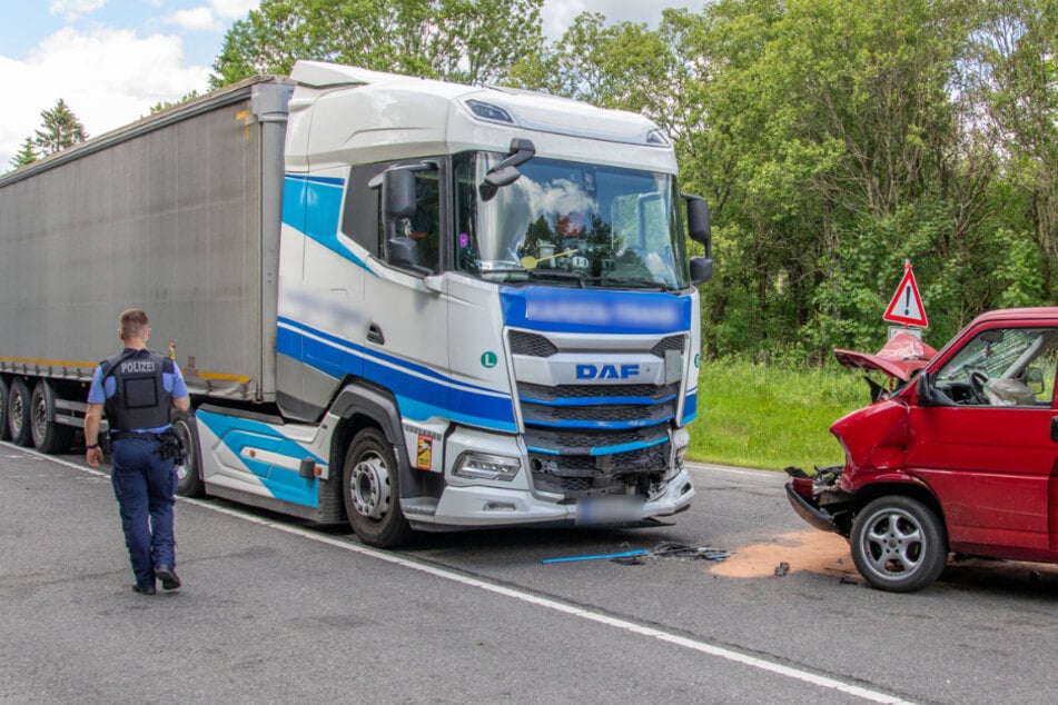 Unfall legt Grenzübergang im Erzgebirge lahm