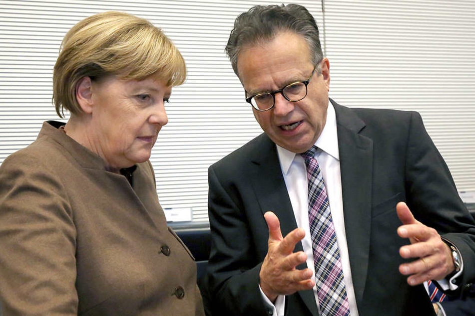 Bundeskanzlerin Angela Merkel (CDU) und der frühere Leiter des Bundesamtes für Migration und Flüchtlinge, Frank-Jürgen Weise.