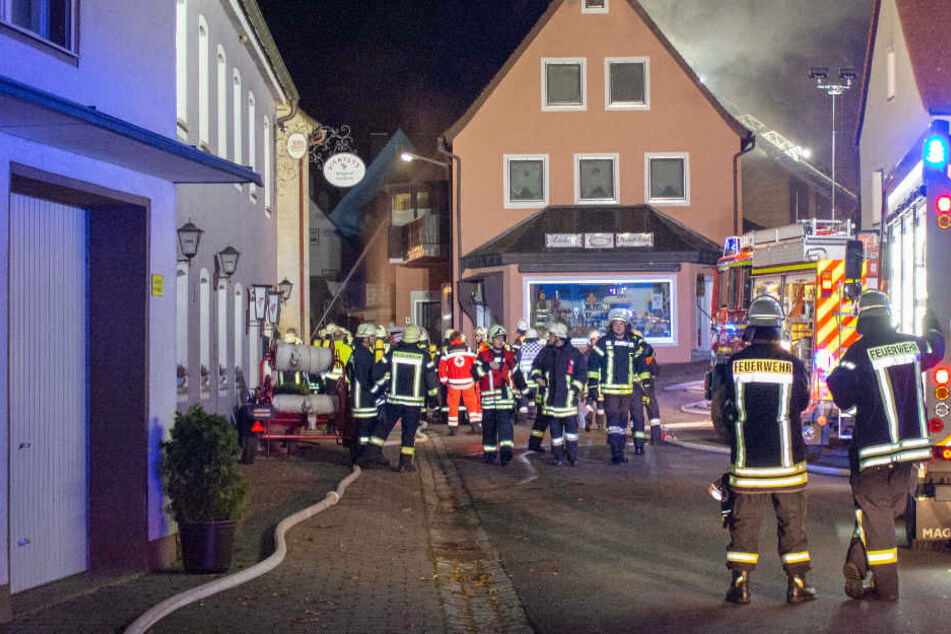 Bei einem Dachstuhlbrand musste die Feuerwehr in Bayern mit einem Großaufgebot agieren.