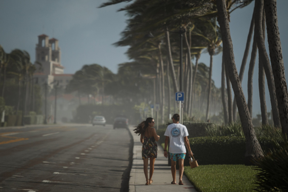 Gischt, Sand und Wind fegen über den South Ocean Boulevard, während sich Palm Beach County auf den Hurrikan Isaias vorbereitet.