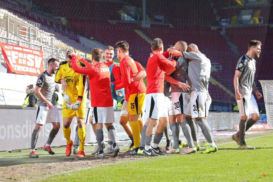 Die Zwickauer Spieler freuen sich über den späten Ausgleich und den Punktgewinn auf dem "Betze".