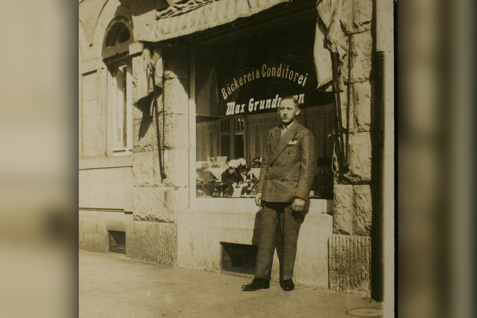 Heinz Grundmann 1907 vor dem Geschäft seines Vaters Max in der Krenkelstraße.