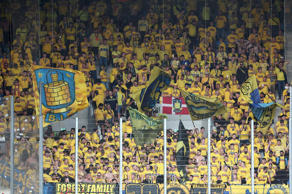 Fans von Brøndby IF machten kurzen Prozess und entfernten Teile des Gitters. (Symbolfoto)