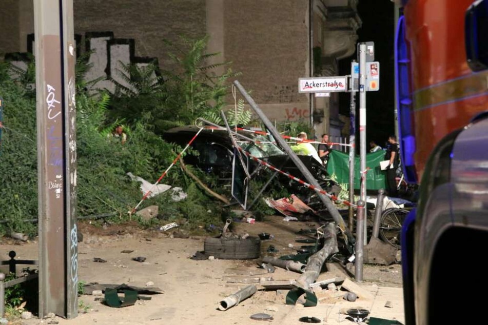 Ein Porsche ist am Freitagabend in Berlin-Mitte auf den Bürgersteig gerast.